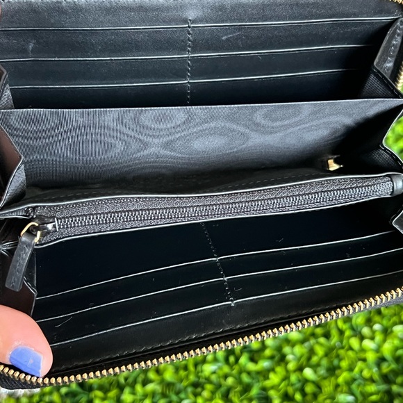 Like new Gucci Supreme Bee long wallet with zipper, with dust bag only - Picture 6 of 9